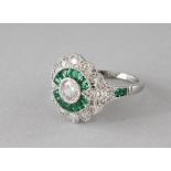 A SILVER FAUX EMERALD ART DECO DESIGN RING.