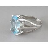 A SILVER LARGE OVAL CUT TOPAZ RING.