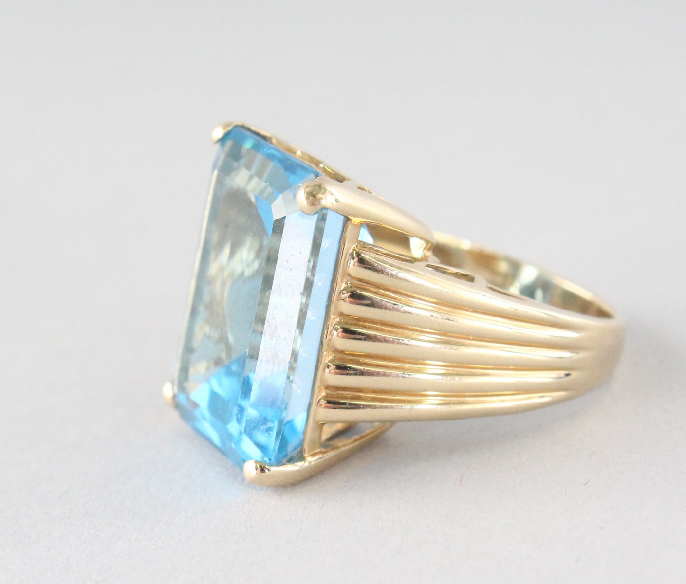 A LARGE GOLD BLUE TOPAZ RING. - Image 3 of 5