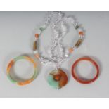 AN AGATE NECKLACE AND TWO BANGLES.