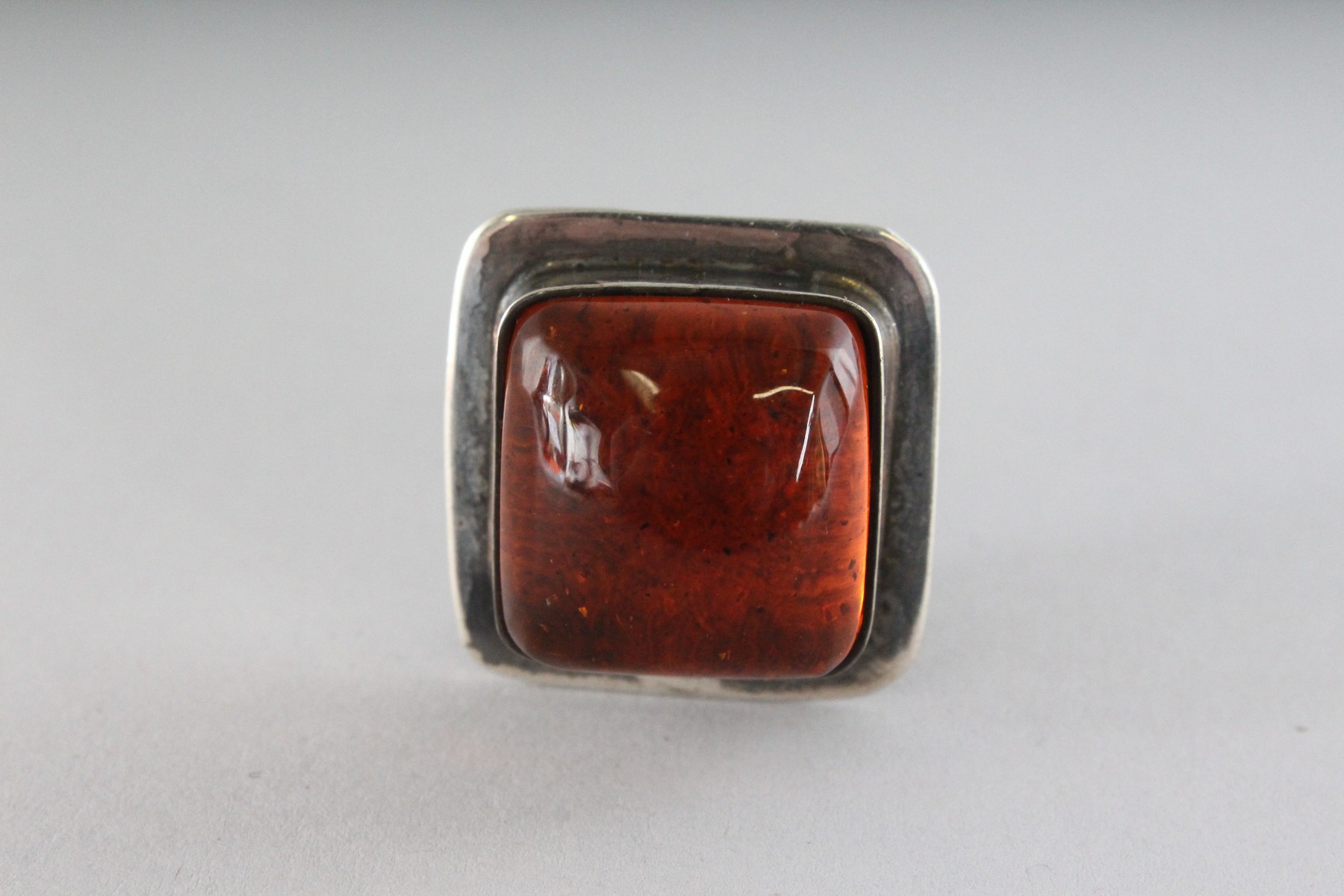 A LARGE PAIR OF SILVER AND AMBER EAR CLIPS. - Image 2 of 4