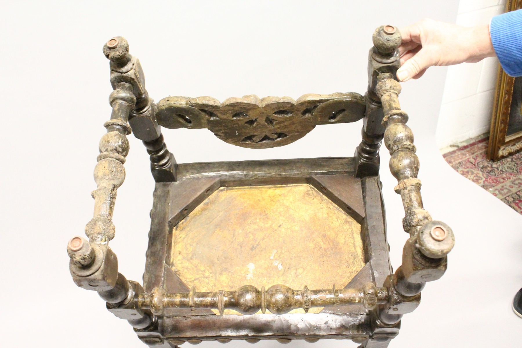 A 17TH CENTURY OAK SIDE CHAIR, with heavy brass studded embossed leather back and seat, turned - Image 6 of 7