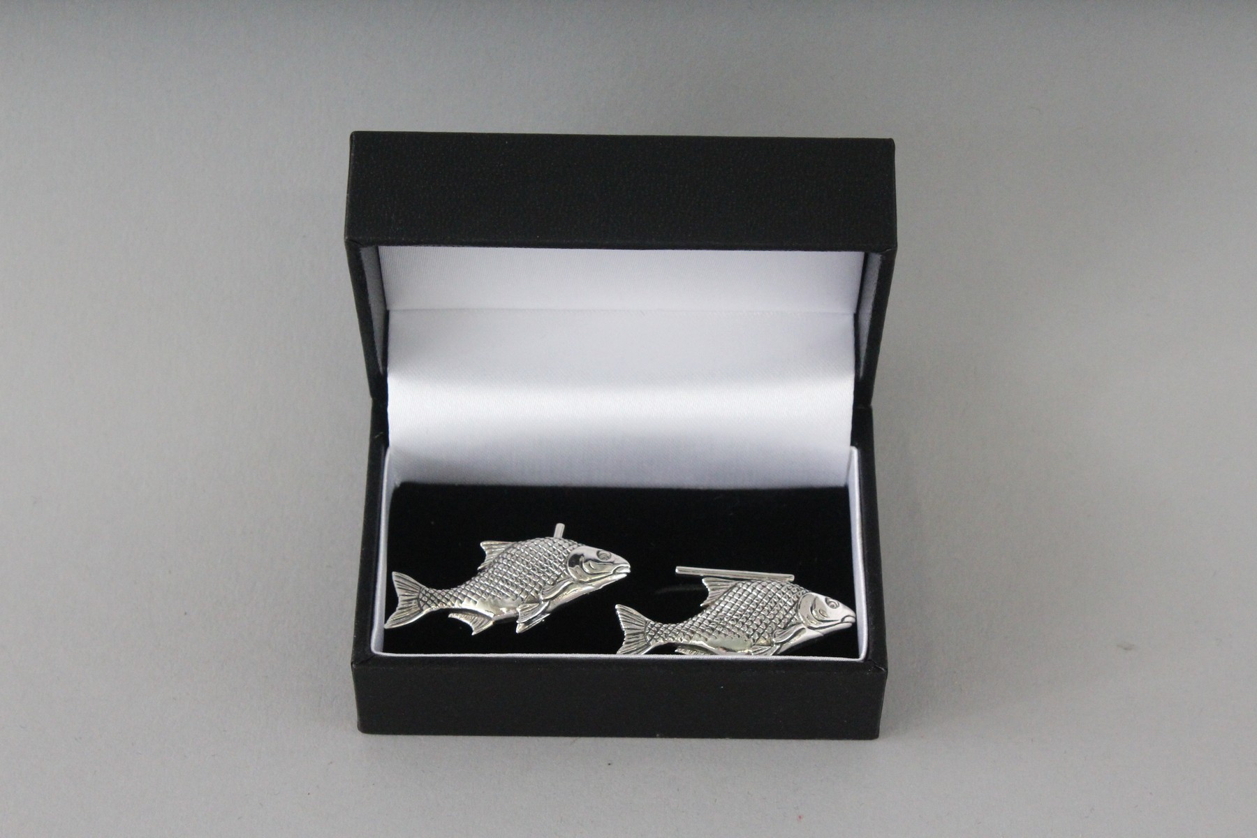 A PAIR OF SILVER FISH CUFFLINKS.