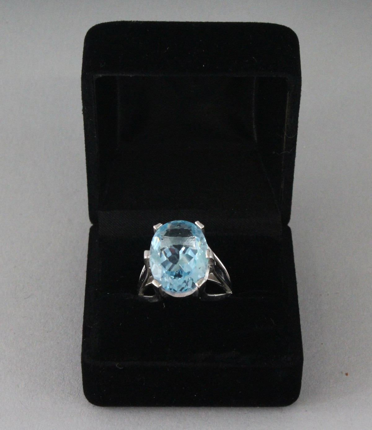 A SILVER LARGE OVAL CUT TOPAZ RING. - Image 2 of 4