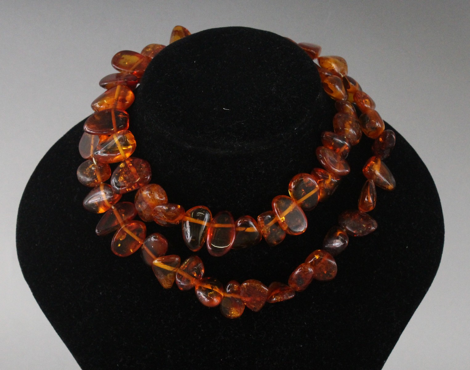 TWO AMBER NECKLACES. - Image 3 of 3