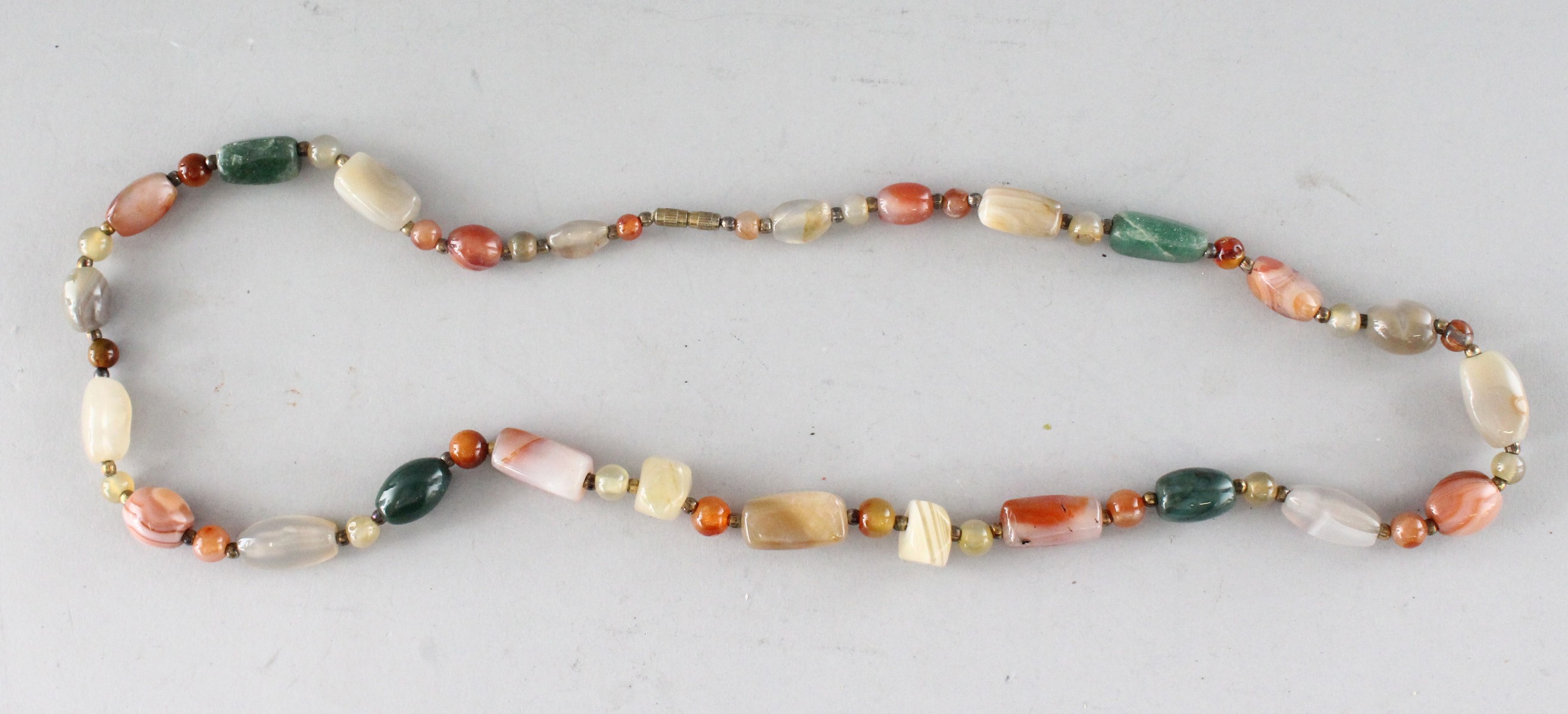 A LONG HARDSTONE NECKLACE.