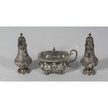 A PAIR OF REPOUSSE SILVER PEPPERETTES AND MUSTARD POT. London 1901.
