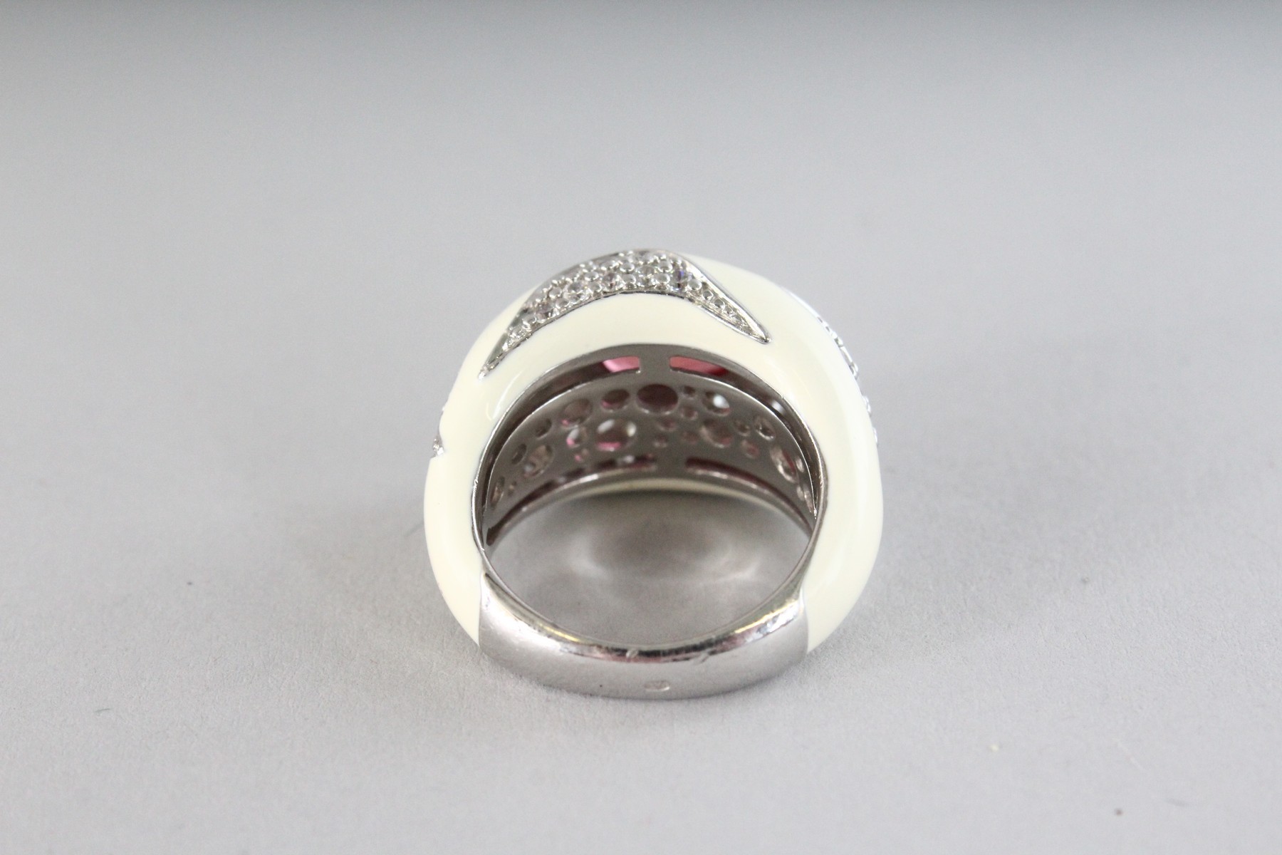 A SILVER WHITE ENAMEL DESIGNER RING. - Image 2 of 3