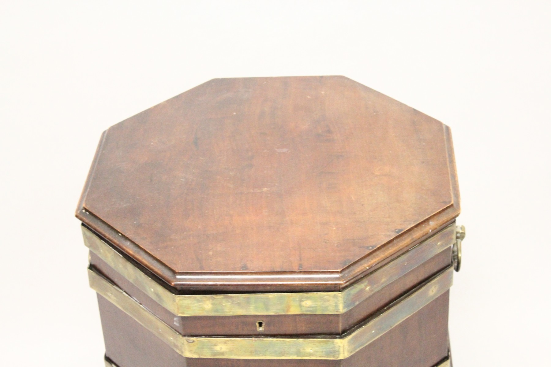A GEORGE III MAHOGANY AND BRASS BOUND OCTAGONAL CELLARETTE , on tapering square legs. 1ft 8ins - Image 3 of 4