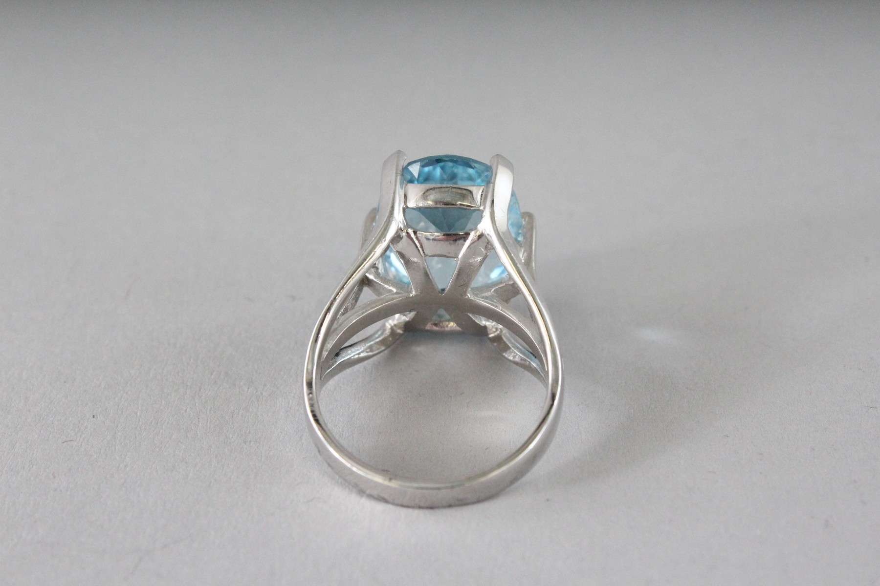 A SILVER LARGE OVAL CUT TOPAZ RING. - Image 4 of 4