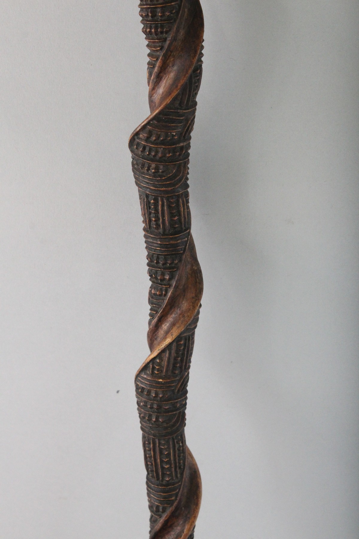 A MAORI ORACLES STAFF (TOKOTOKO). 32ins long. - Image 3 of 5