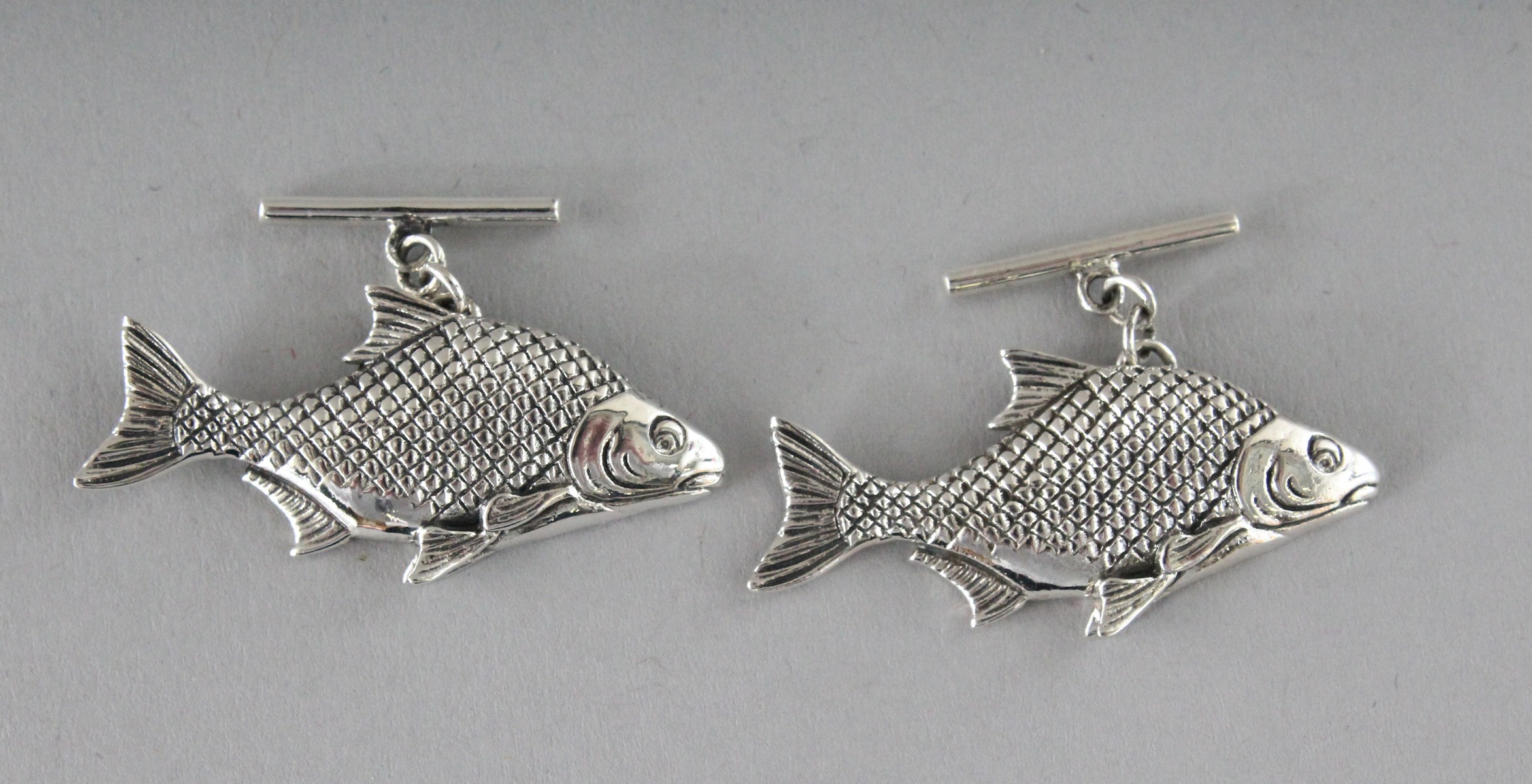 A PAIR OF SILVER FISH CUFFLINKS. - Image 2 of 3