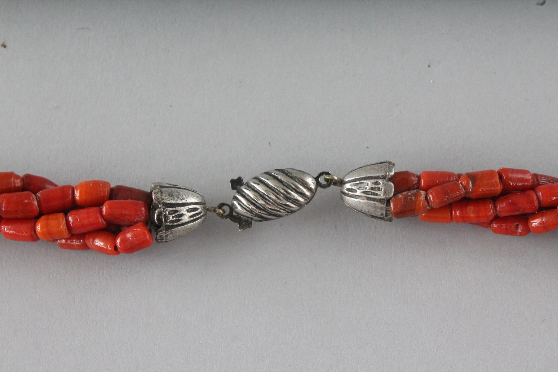 A CORAL NECKLACE. - Image 3 of 3