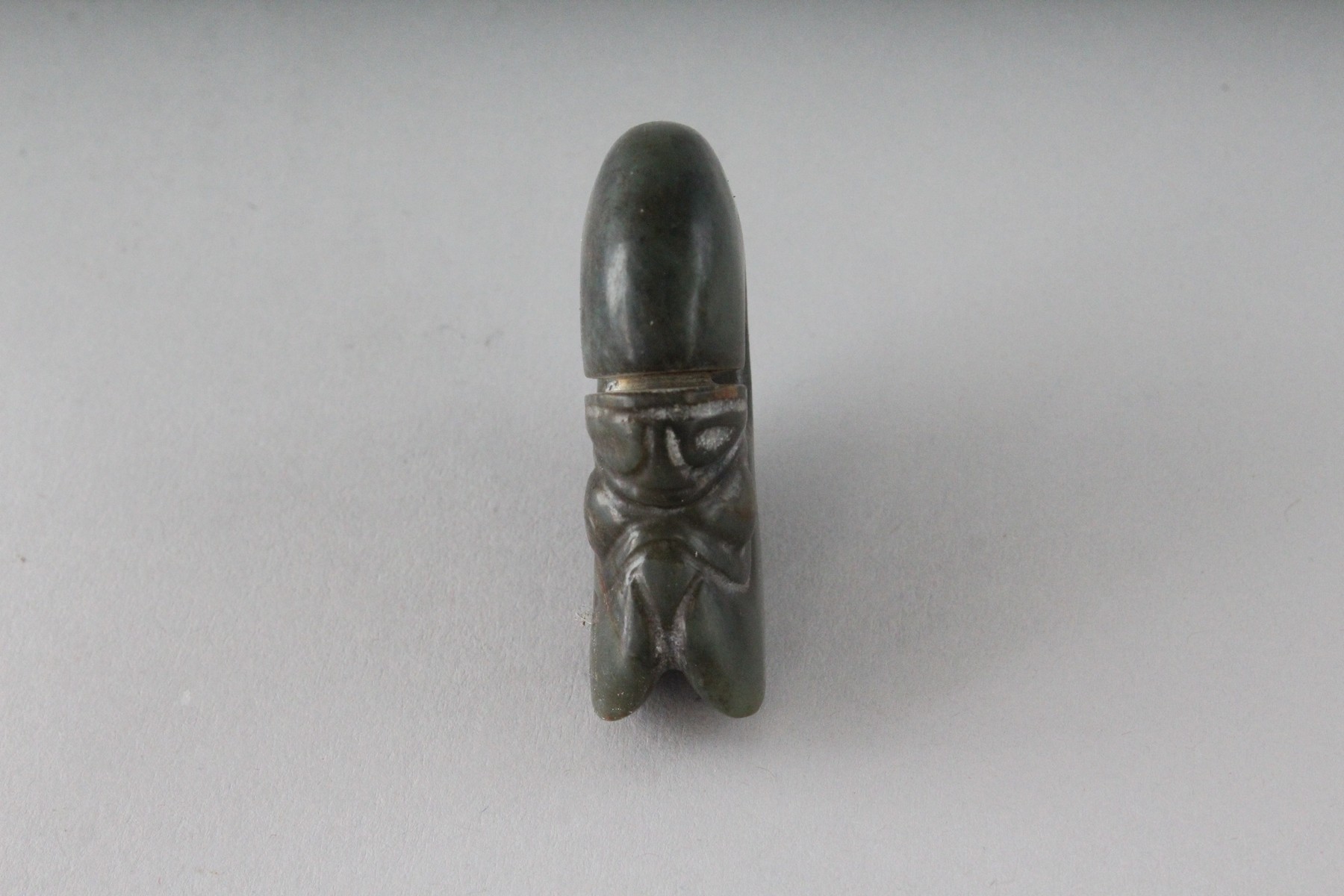 A CARVED JADE AMULET, a "head". 2.25ins. - Image 3 of 4