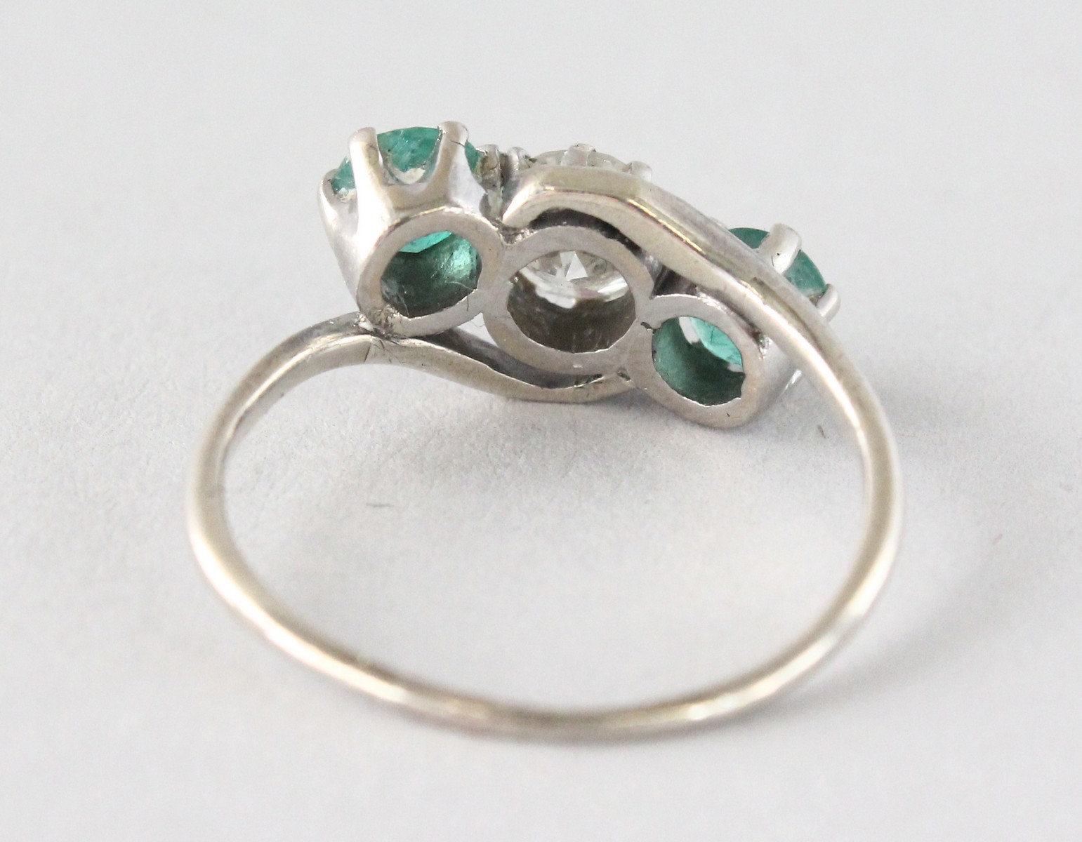 AN 18CT GOLD THREE-STONE DIAMOND AND EMERALD RING. - Image 2 of 4