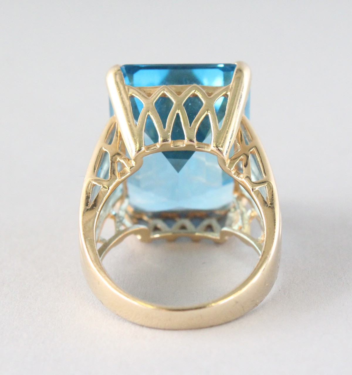 A LARGE GOLD BLUE TOPAZ RING. - Image 2 of 5