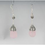A PAIR OF SILVER AND ROSE QUARTZ DROP EARRINGS.