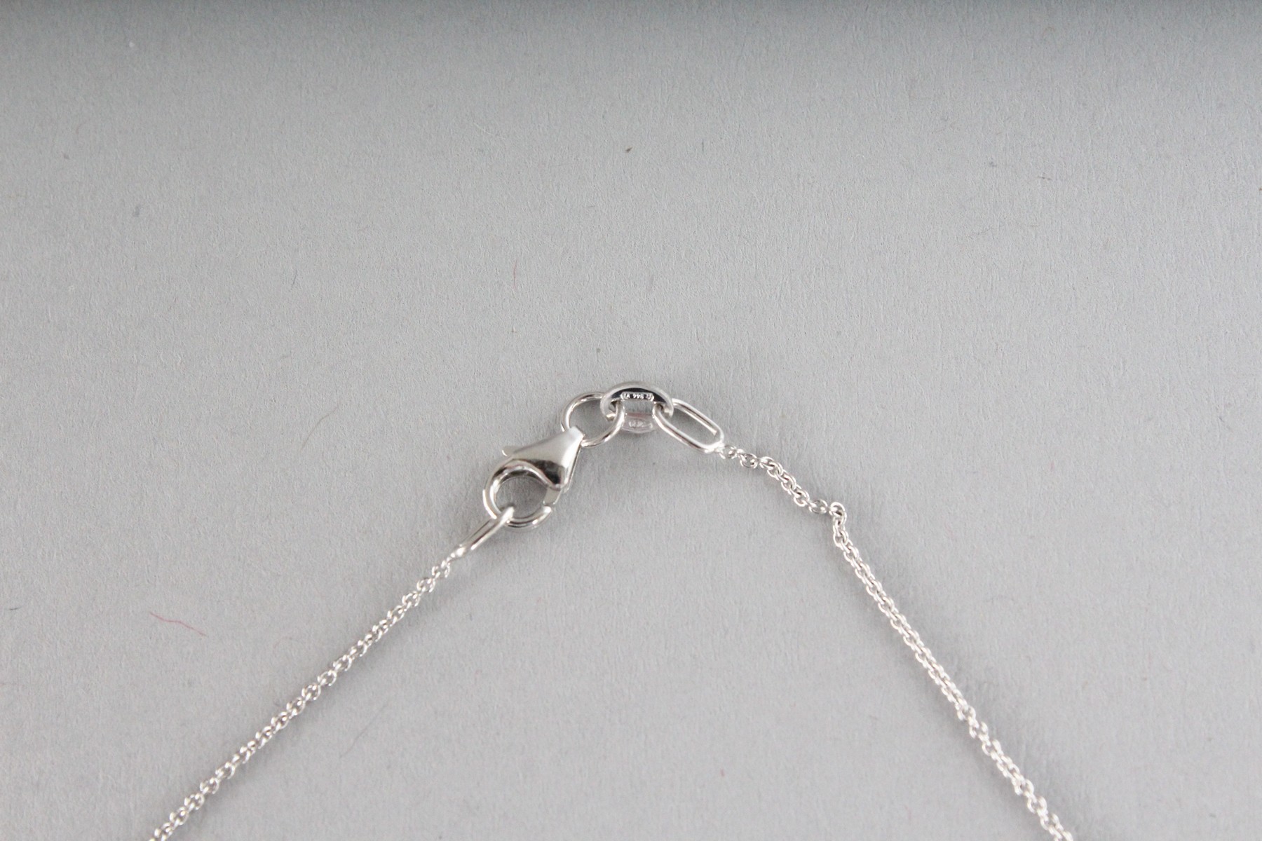 AN 18CT WHITE GOLD CHAIN WITH DIAMOND RING. - Image 3 of 4