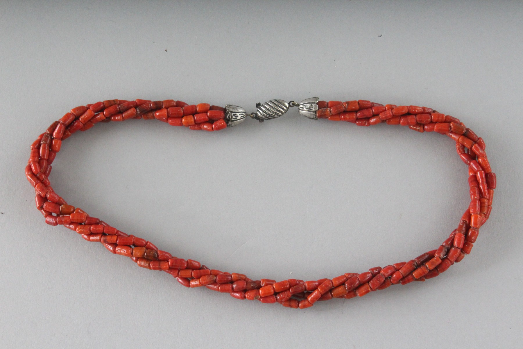 A CORAL NECKLACE. - Image 2 of 3