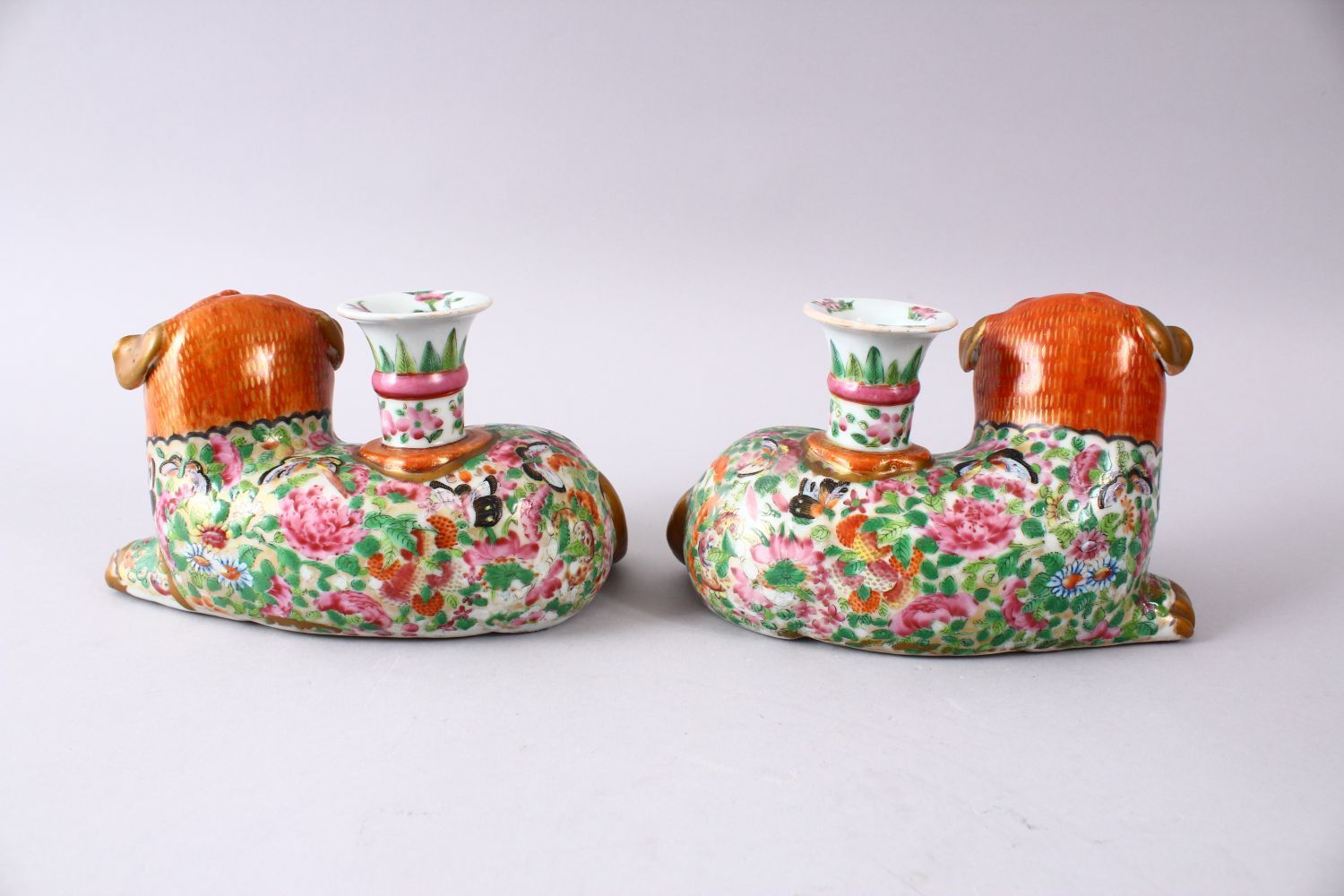 A GOOD PAIR OF 19TH CENTURY CHINESE CORAL & FAMILLE ROSE PORCELAIN CANDLESTICKS IN THE FORM OF - Image 5 of 6