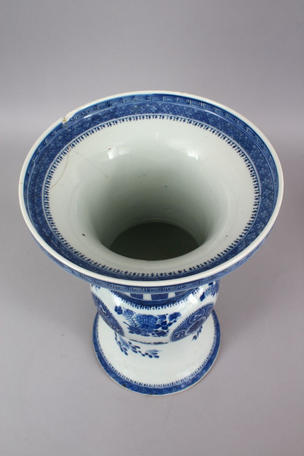 A LARGE CHINESE BLUE & WHITE QIANLONG STYLE PORCELAIN YEN YEN VASE, decorated with borders of lappet - Image 5 of 6