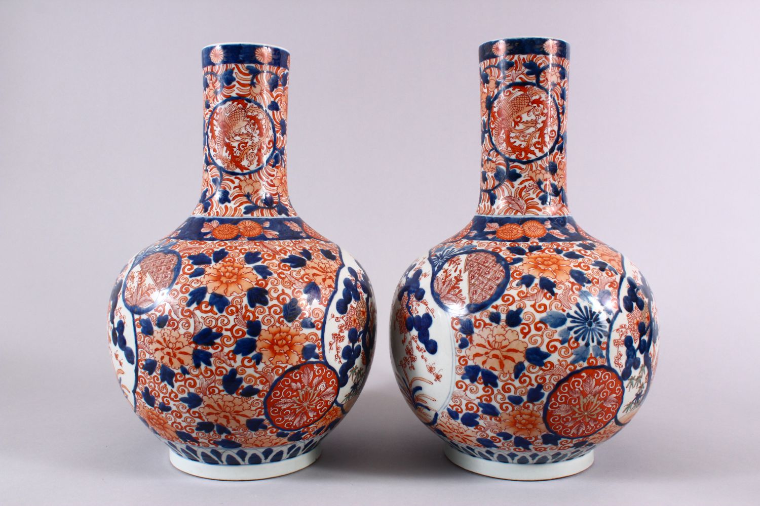 A PAIR OF JAPANESE MEIJI PERIOD IMARI PORCELAIN BOTTLE VASES, decorated with panels of the three - Image 4 of 6