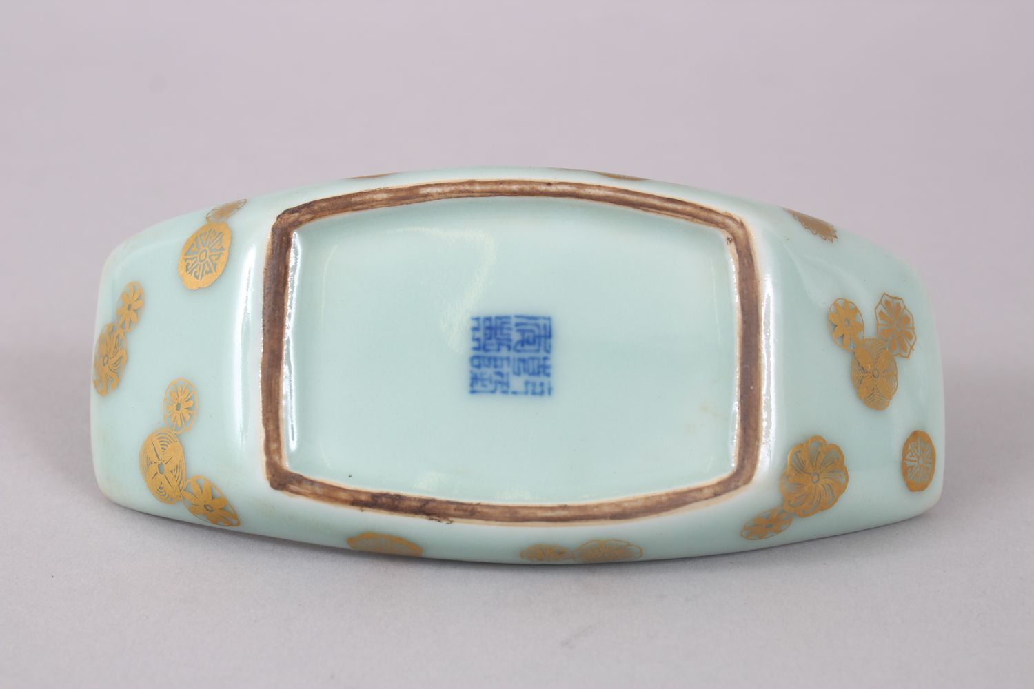 A GOOD CHINESE QIANLONG STYLE CELADON & GILT PORCELAIN TEA CUP SAUCER, the boat shaped vessel - Image 4 of 5