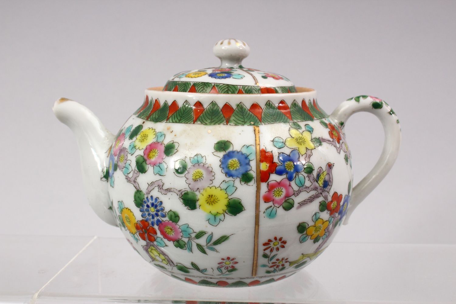 AN ORIENTAL FAMILLE ROSE PORCELAIN PART TEA SERVICE, WITH FLORAL DECORATION, the bases with black - Image 4 of 6