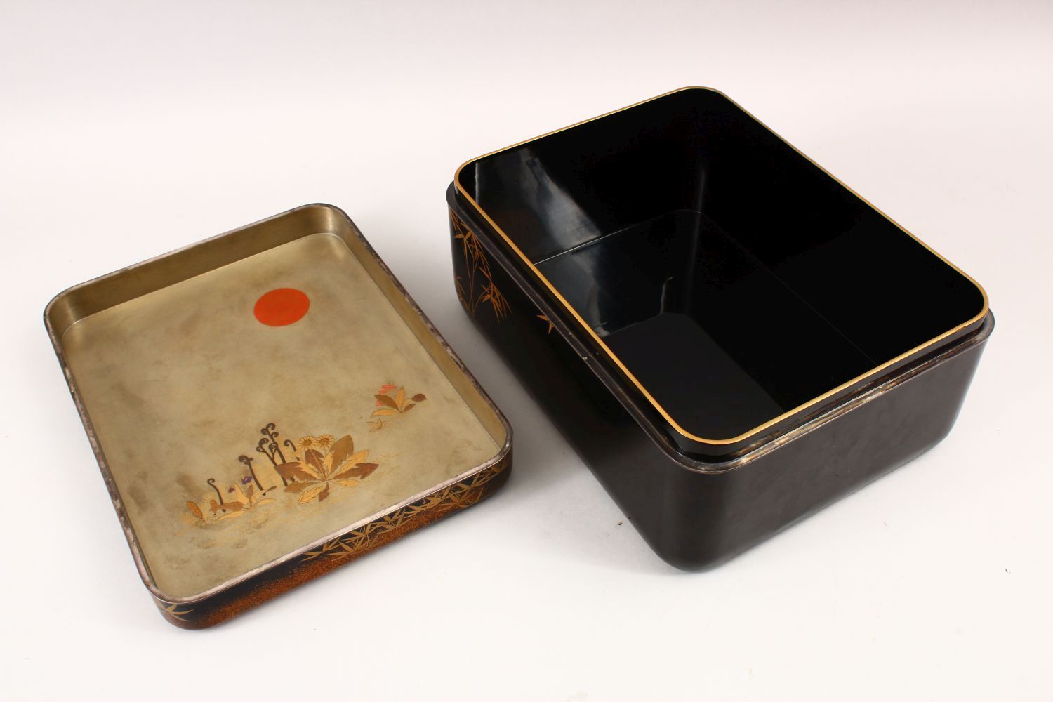 A GOOD JAPANESE MEIJI PERIOD LACQUER & GILT DECORATED LIDDED BOX the box decorated with gold lacquer - Image 5 of 6