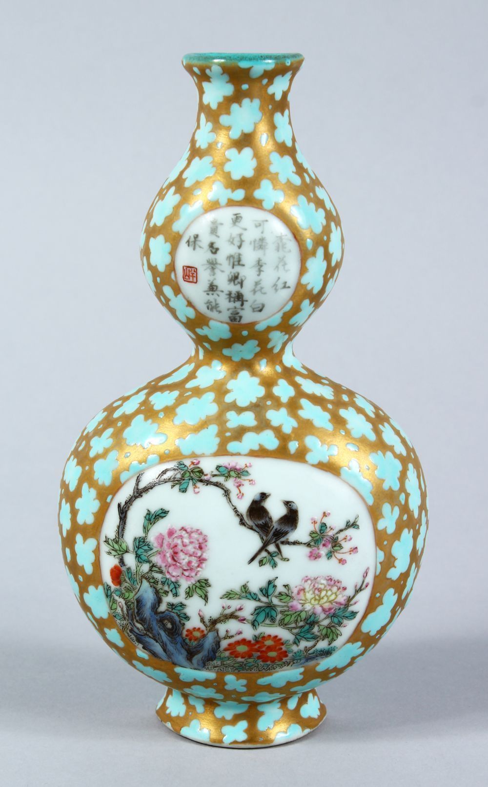 A GOOD CHINESE QIANLONG STYLE PORCELAIN WALL HANGING VASE, the body with turquoise splash with