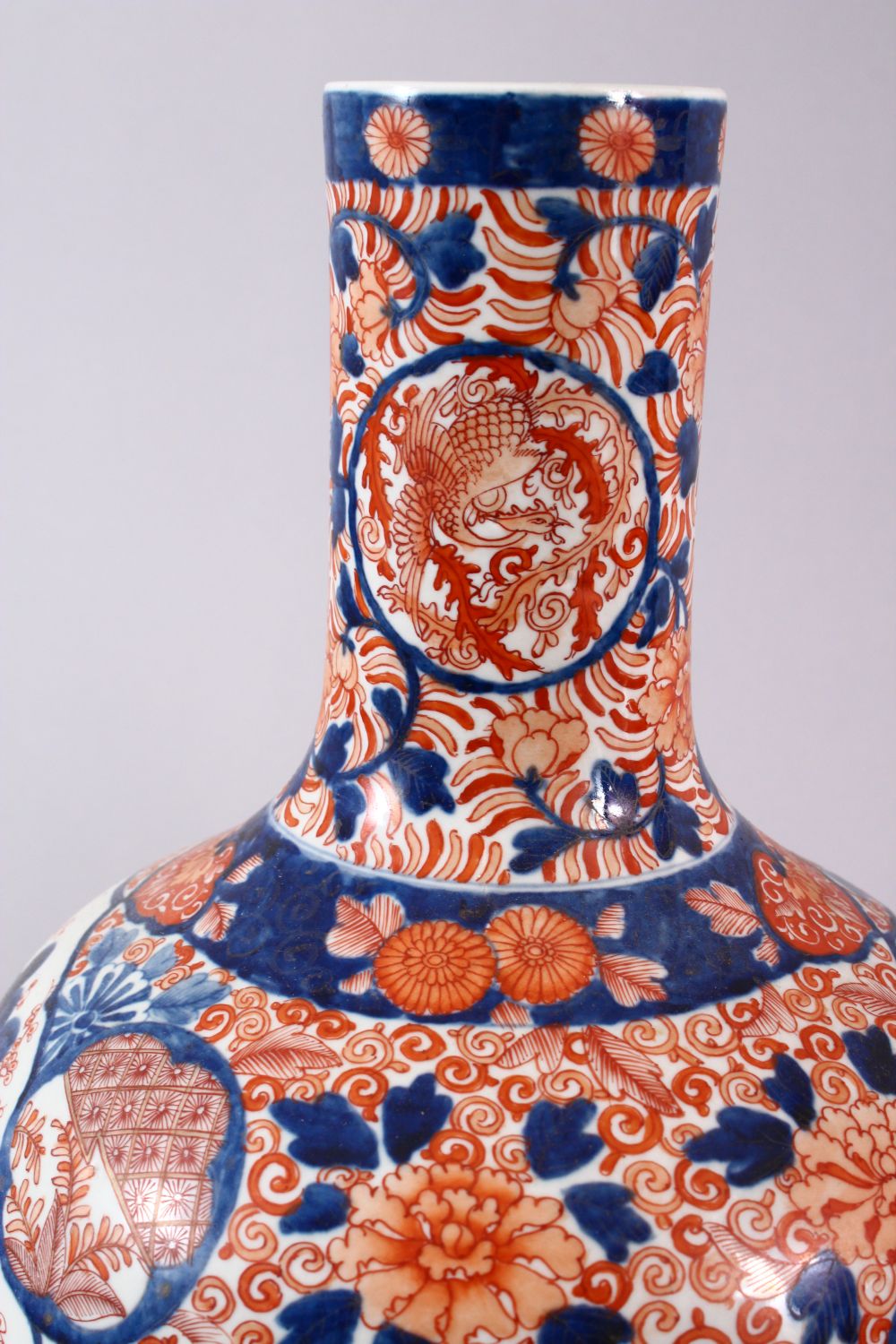A PAIR OF JAPANESE MEIJI PERIOD IMARI PORCELAIN BOTTLE VASES, decorated with panels of the three - Image 5 of 6