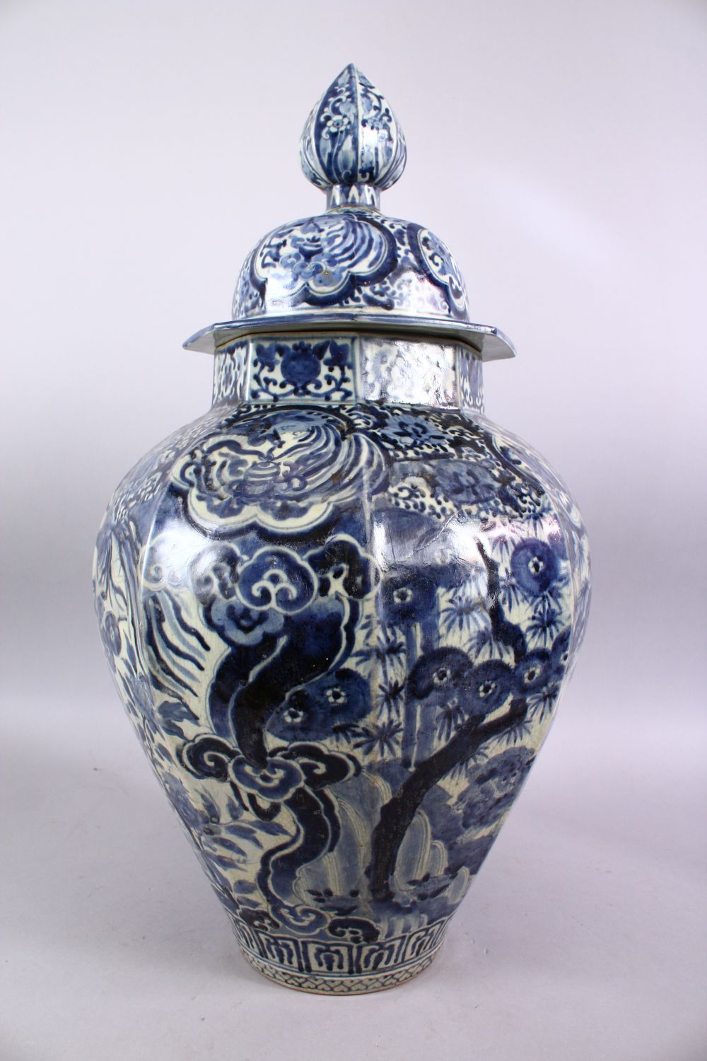 A LARGE EARLY 16TH / 17TH CENTURY JAPANESE BLUE & WHITIE IMARI PORCELAIN VASE & COVER, The octagonal - Image 2 of 6