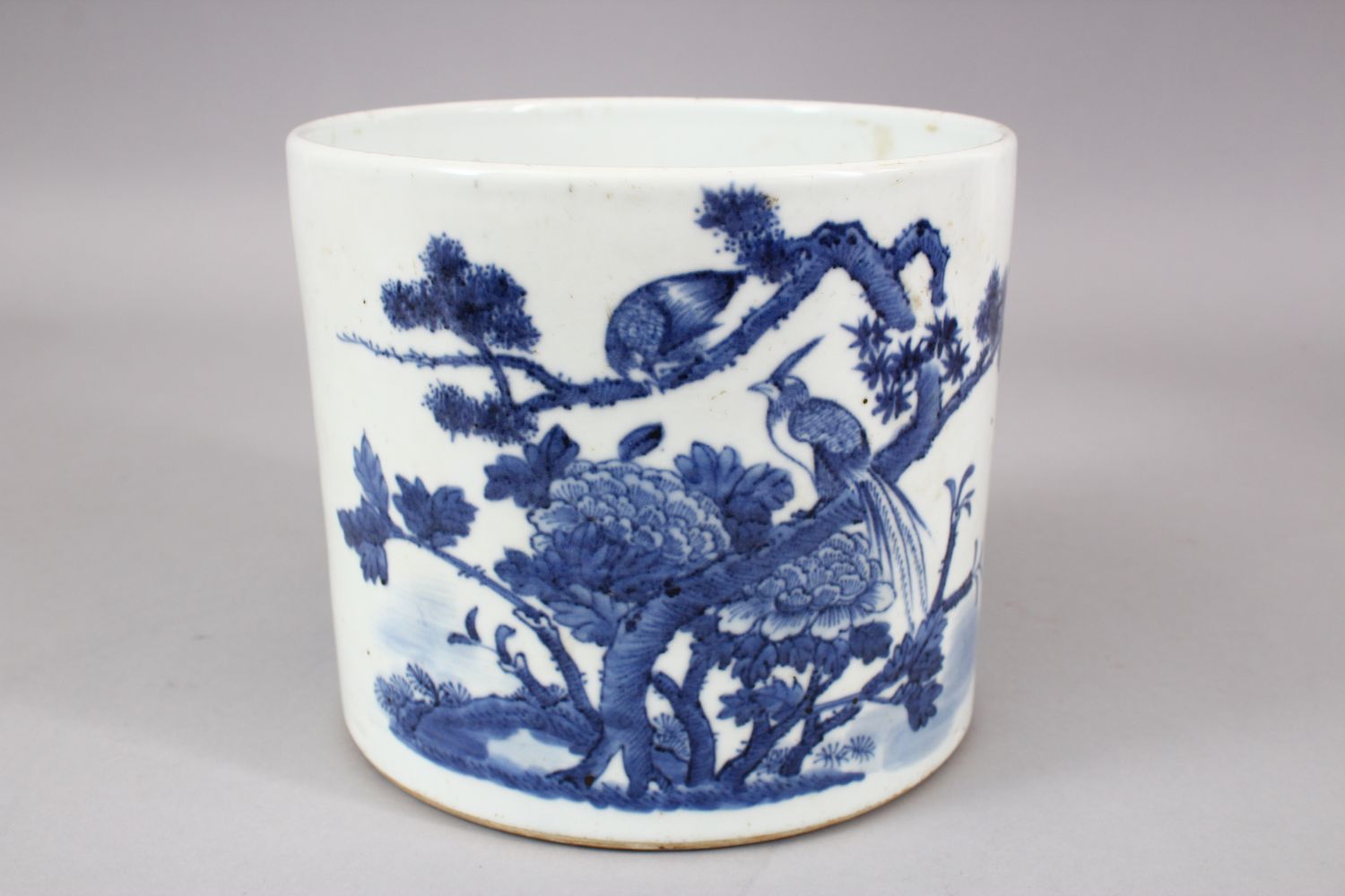 A GOOD CHINESE BLUE & WHITE PORCELAIN BRUSH WASH, decorated with scenes of birds amongst native - Image 4 of 6