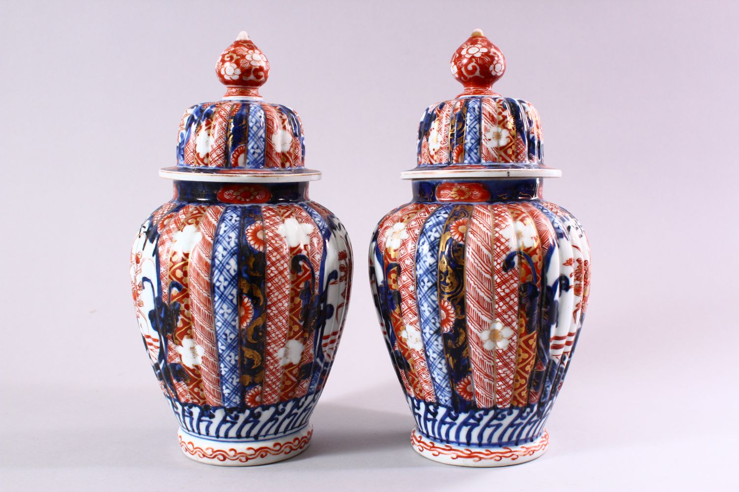 A PAIR OF JAPANESE MEIJI PERIOD IMARI PORCELAIN VASES & COVERS, with panel decoration depicting - Image 4 of 6