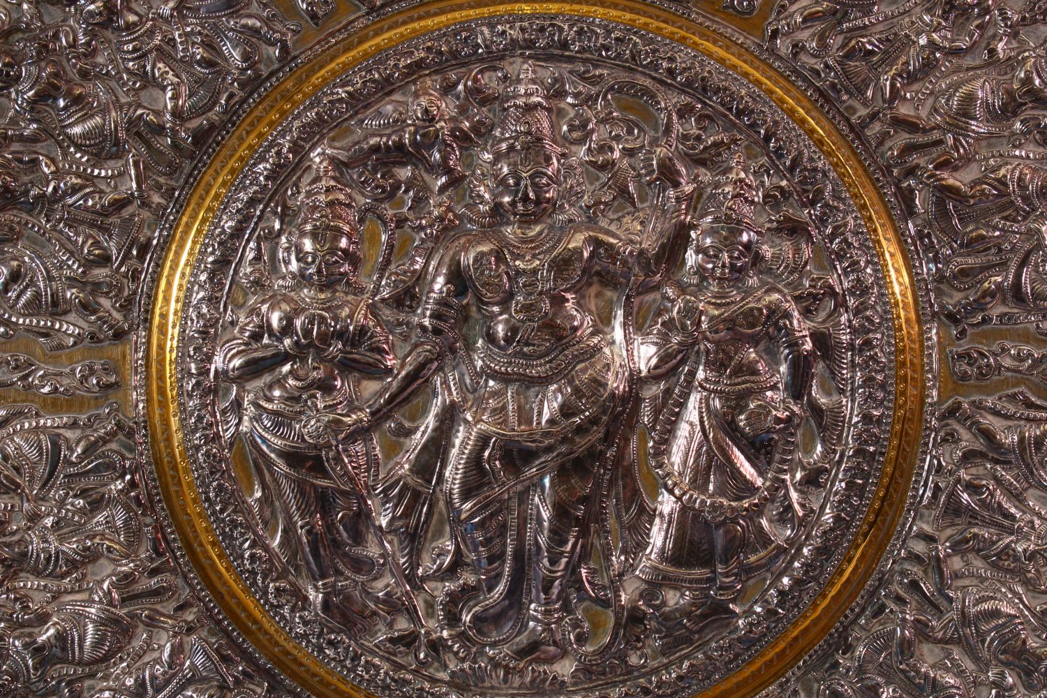 A LATE 19TH CENTURY INDIAN TANJORE SILVER AND COPPER EMBOSSED BRASS TRAY/PLAQUE, decorated with - Image 2 of 6