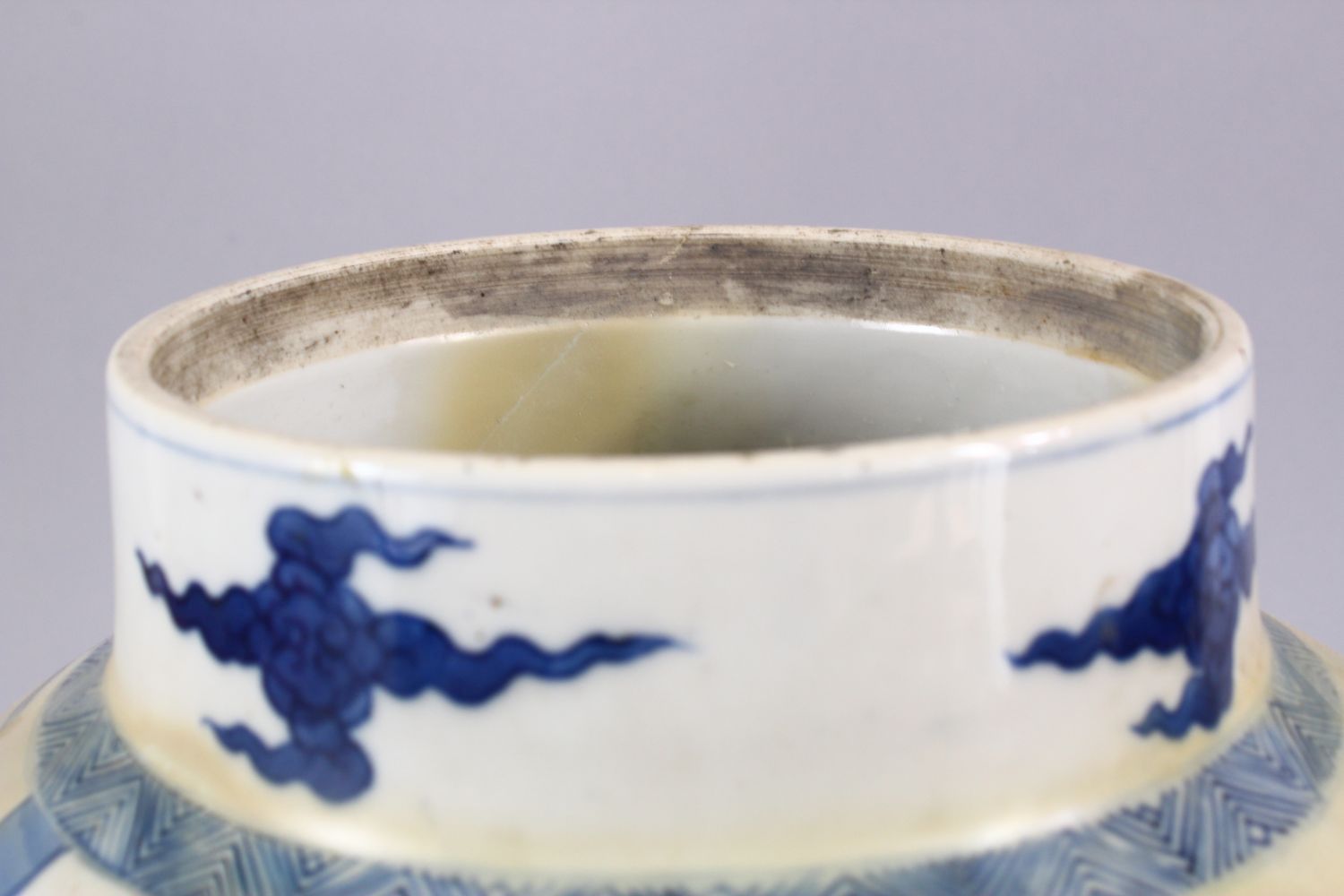 AN 18TH / 19TH CENTURY CHINESE BLUE & WHITE PORCELAIN JAR, with panel decoration of ladies and - Image 5 of 6