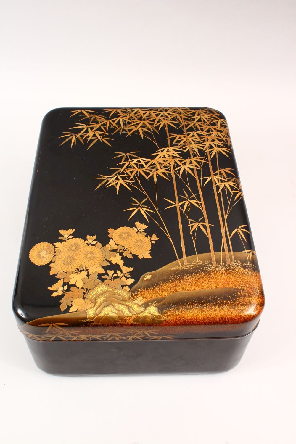 A GOOD JAPANESE MEIJI PERIOD LACQUER & GILT DECORATED LIDDED BOX the box decorated with gold lacquer - Image 2 of 6