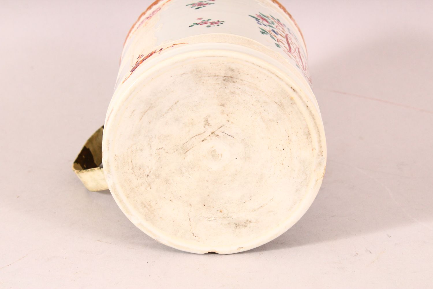A 19TH CENTURY CHINESE FAMILLE ROSE EXPORT TANKARD, painted with monogram and floral sprays (AF), - Image 6 of 6