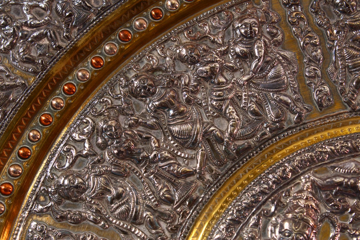 A LATE 19TH CENTURY INDIAN TANJORE SILVER AND COPPER EMBOSSED BRASS TRAY/PLAQUE, decorated with - Image 6 of 6