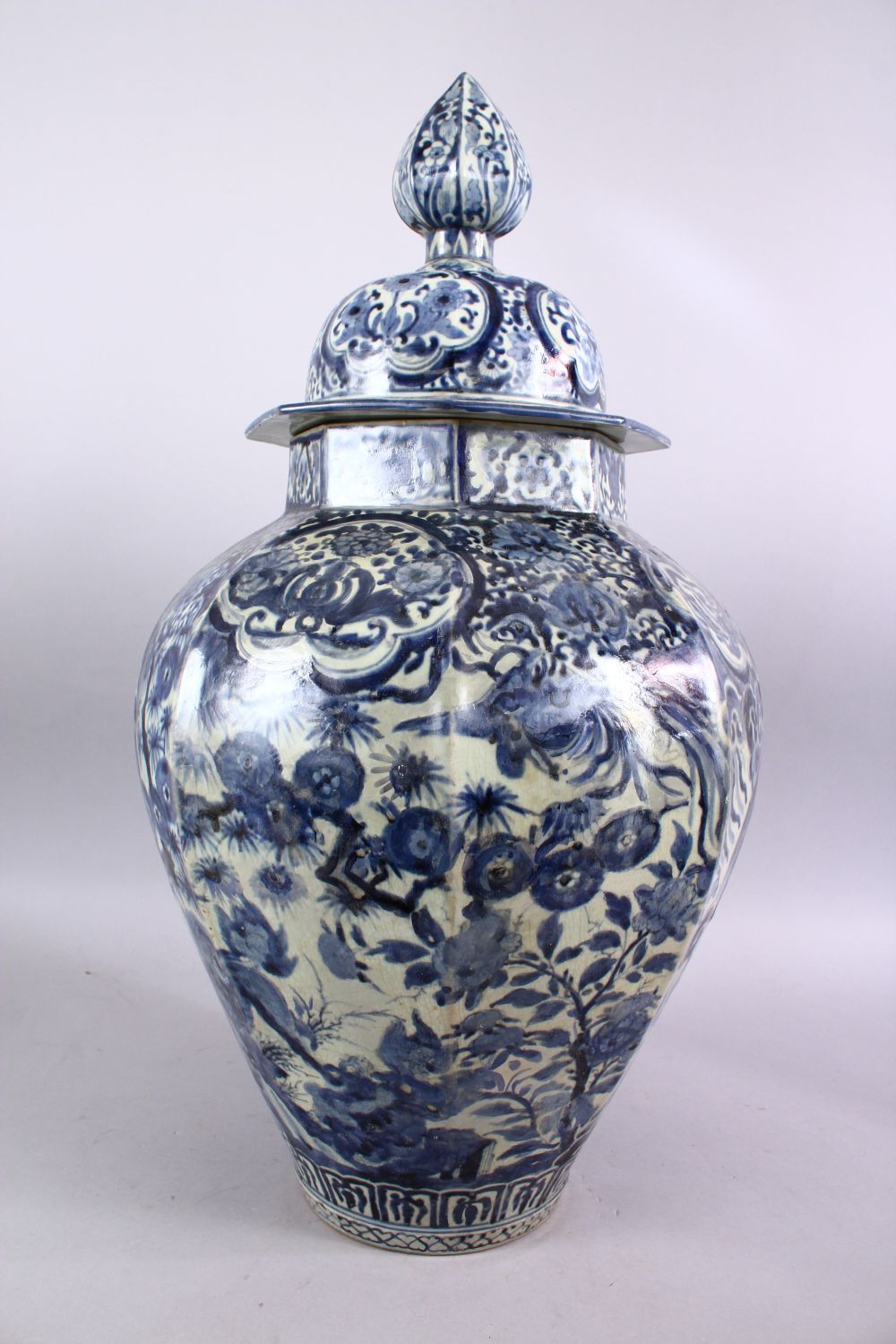 A LARGE EARLY 16TH / 17TH CENTURY JAPANESE BLUE & WHITIE IMARI PORCELAIN VASE & COVER, The octagonal - Image 3 of 6