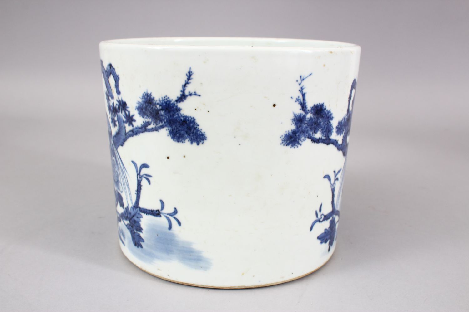 A GOOD CHINESE BLUE & WHITE PORCELAIN BRUSH WASH, decorated with scenes of birds amongst native - Image 3 of 6