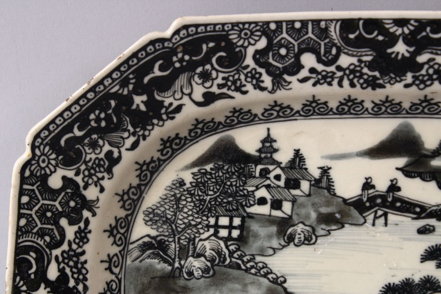 A PAIR OF CHINESE 19TH CENTURY WILLOW PATTERN SERVING DISHES, 33cm wide. - Image 4 of 6