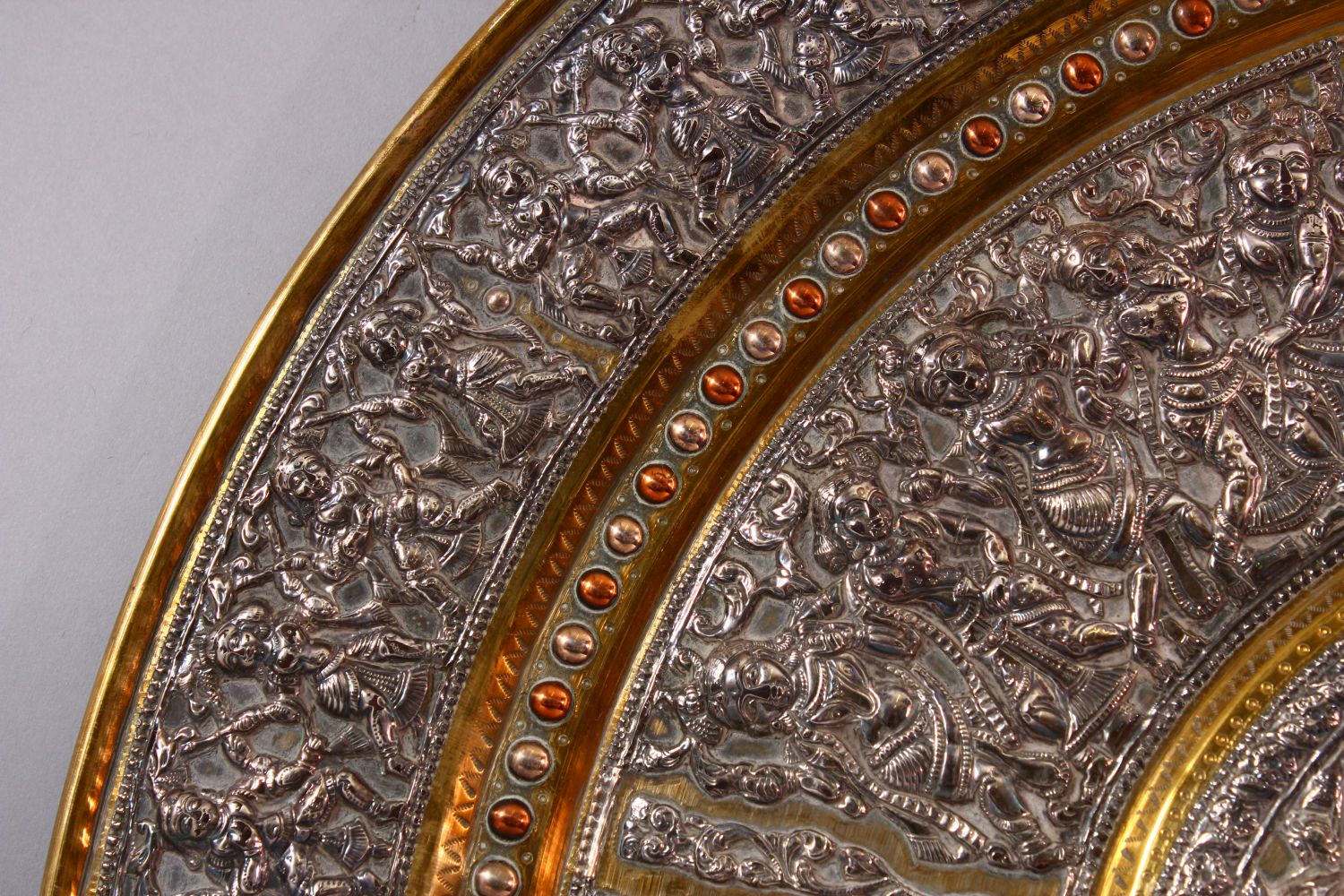 A LATE 19TH CENTURY INDIAN TANJORE SILVER AND COPPER EMBOSSED BRASS TRAY/PLAQUE, decorated with - Image 5 of 6