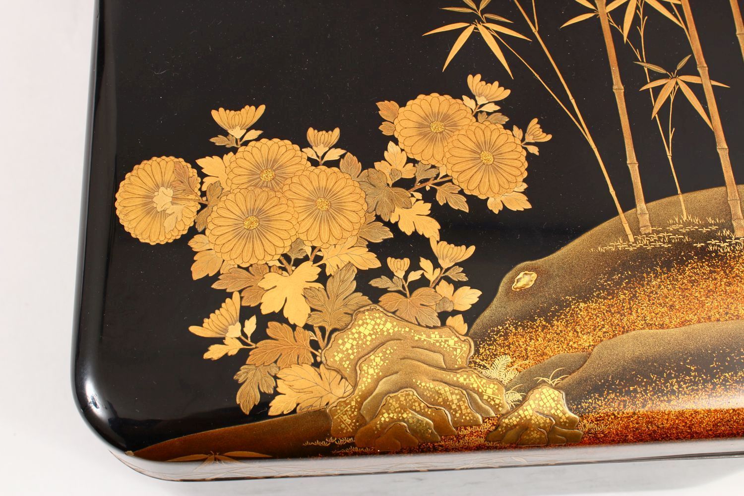 A GOOD JAPANESE MEIJI PERIOD LACQUER & GILT DECORATED LIDDED BOX the box decorated with gold lacquer - Image 3 of 6