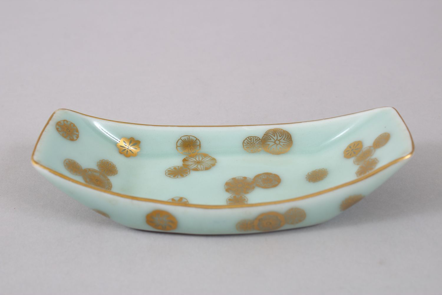 A GOOD CHINESE QIANLONG STYLE CELADON & GILT PORCELAIN TEA CUP SAUCER, the boat shaped vessel - Image 2 of 5