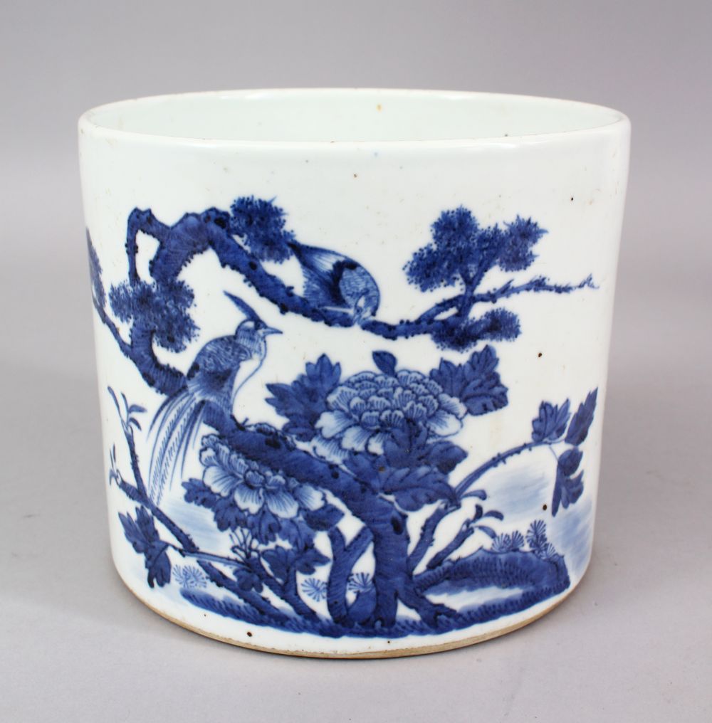 A GOOD CHINESE BLUE & WHITE PORCELAIN BRUSH WASH, decorated with scenes of birds amongst native