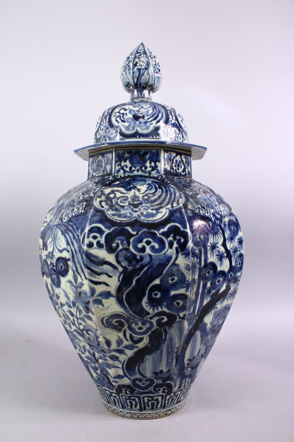 A LARGE EARLY 16TH / 17TH CENTURY JAPANESE BLUE & WHITIE IMARI PORCELAIN VASE & COVER, The octagonal - Image 4 of 6