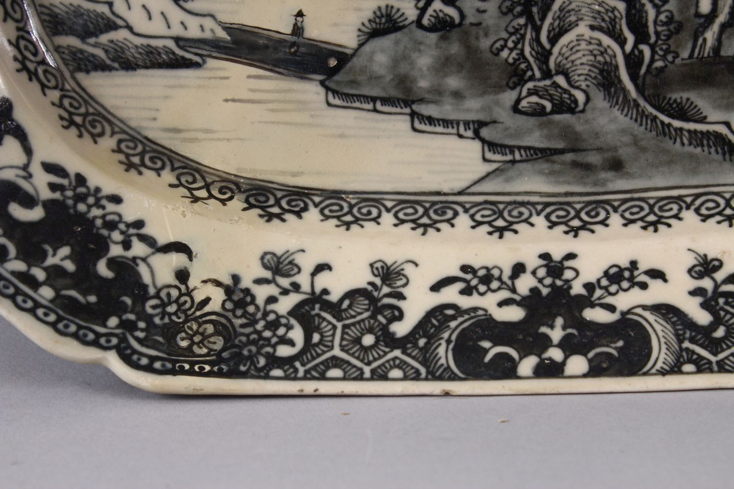 A PAIR OF CHINESE 19TH CENTURY WILLOW PATTERN SERVING DISHES, 33cm wide. - Image 5 of 6