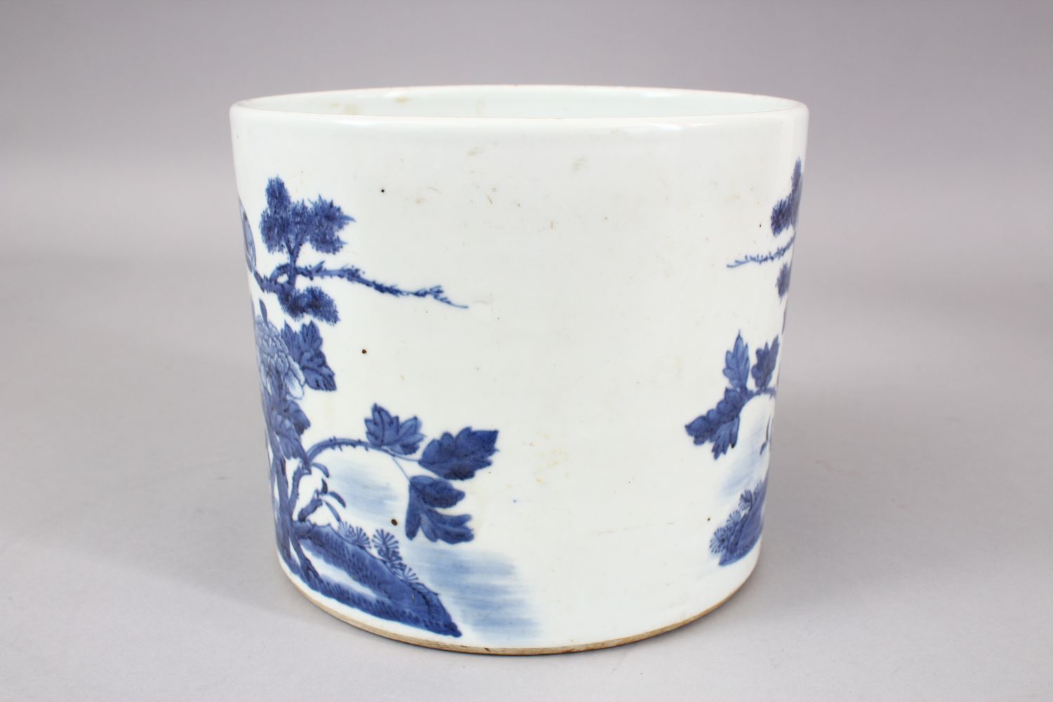 A GOOD CHINESE BLUE & WHITE PORCELAIN BRUSH WASH, decorated with scenes of birds amongst native - Image 5 of 6