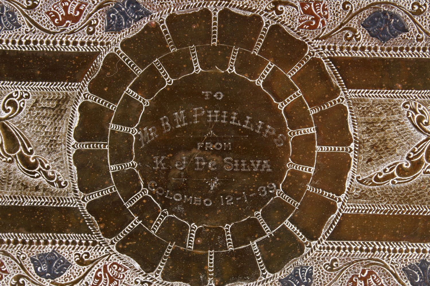 A FINE QUALITY 19TH CENTURY SRI LANKAN SILVER INLAID TRAY, inlaid with scenes of birds, with - Image 2 of 6